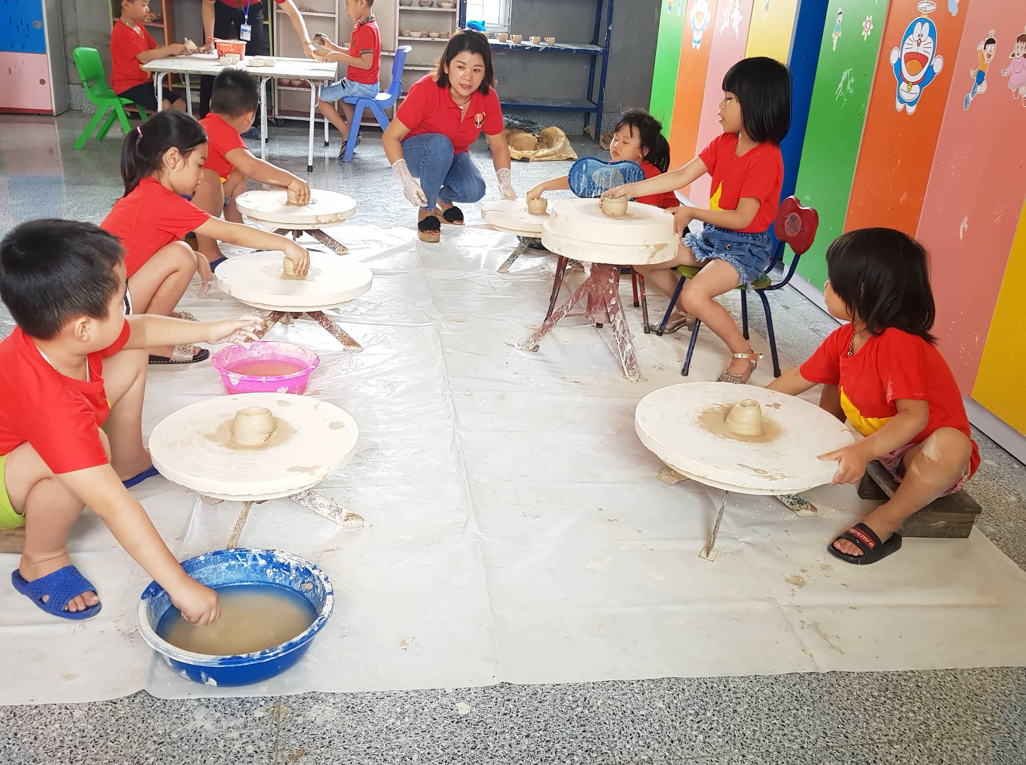 Học sinh được trải nghiệm quy trình sản xuất gốm ngay trong khuôn viên nhà trường.