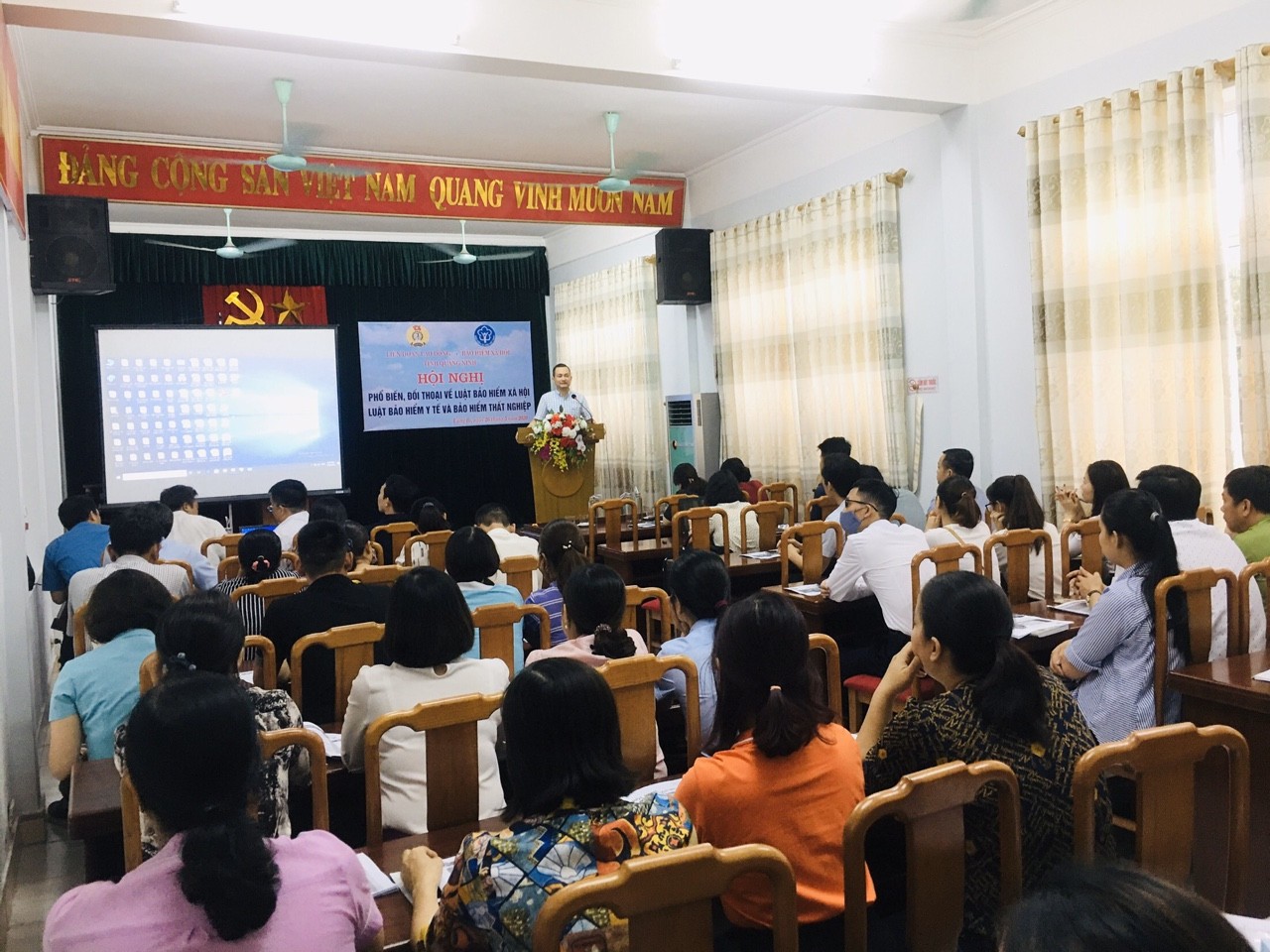 LĐLĐ tỉnh, BHXH tỉnh phối hợp tổ chức hội nghị phổ biến, đối thoại về BHXH với các đơn vị, doanh nghiệp.