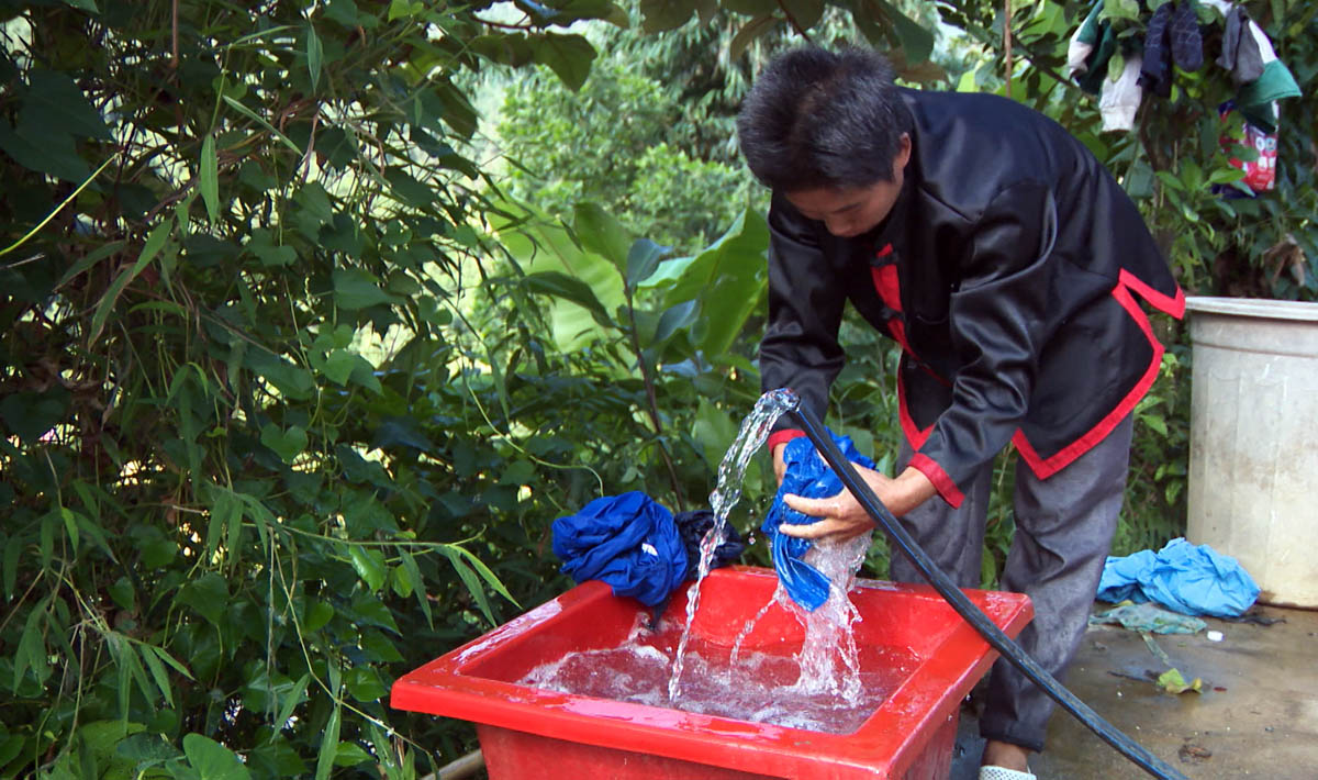 Người dân xã Đồng Văn, huyện Bình Liêu sử dụng nước sạch hợp vệ sinh.
