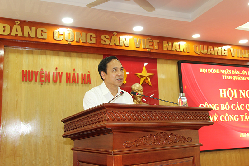 Đồng chí Đặng Huy Hậu, Phó Chủ tịch UBND tỉnh Quảng Ninh phát biểu chỉ đạo tại hội nghị công bố quyết định công tác cán bộ huyện Hải Hà