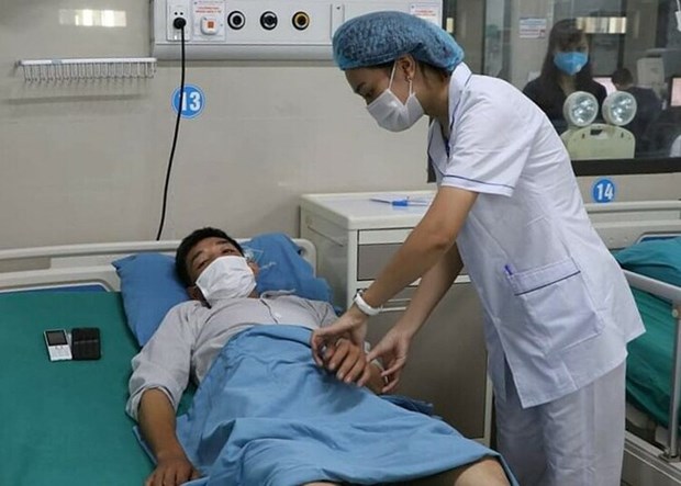 Bệnh nhân được bác sỹ chăm sóc sau khi qua cơn nguy kịch. (Ảnh: Bệnh viện Đa khoa Hùng Vương)