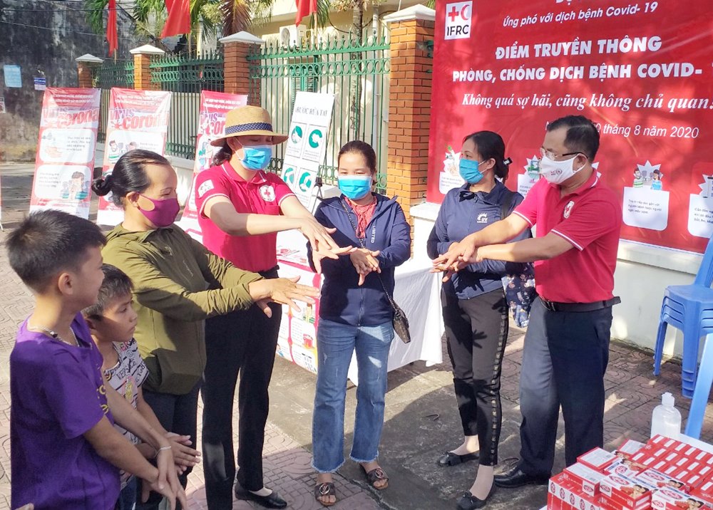 Cán bộ Hội Chữ thập đỏ tỉnh hướng dẫn các bước rửa tay sát khuẩn cho người dân trên địa bàn TX Quảng Yên.