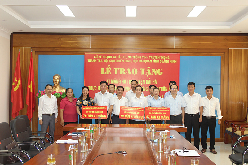 Lãnh đạo các sở, ngành của tỉnh trao tặng xi măng cho huyện Hải Hà.