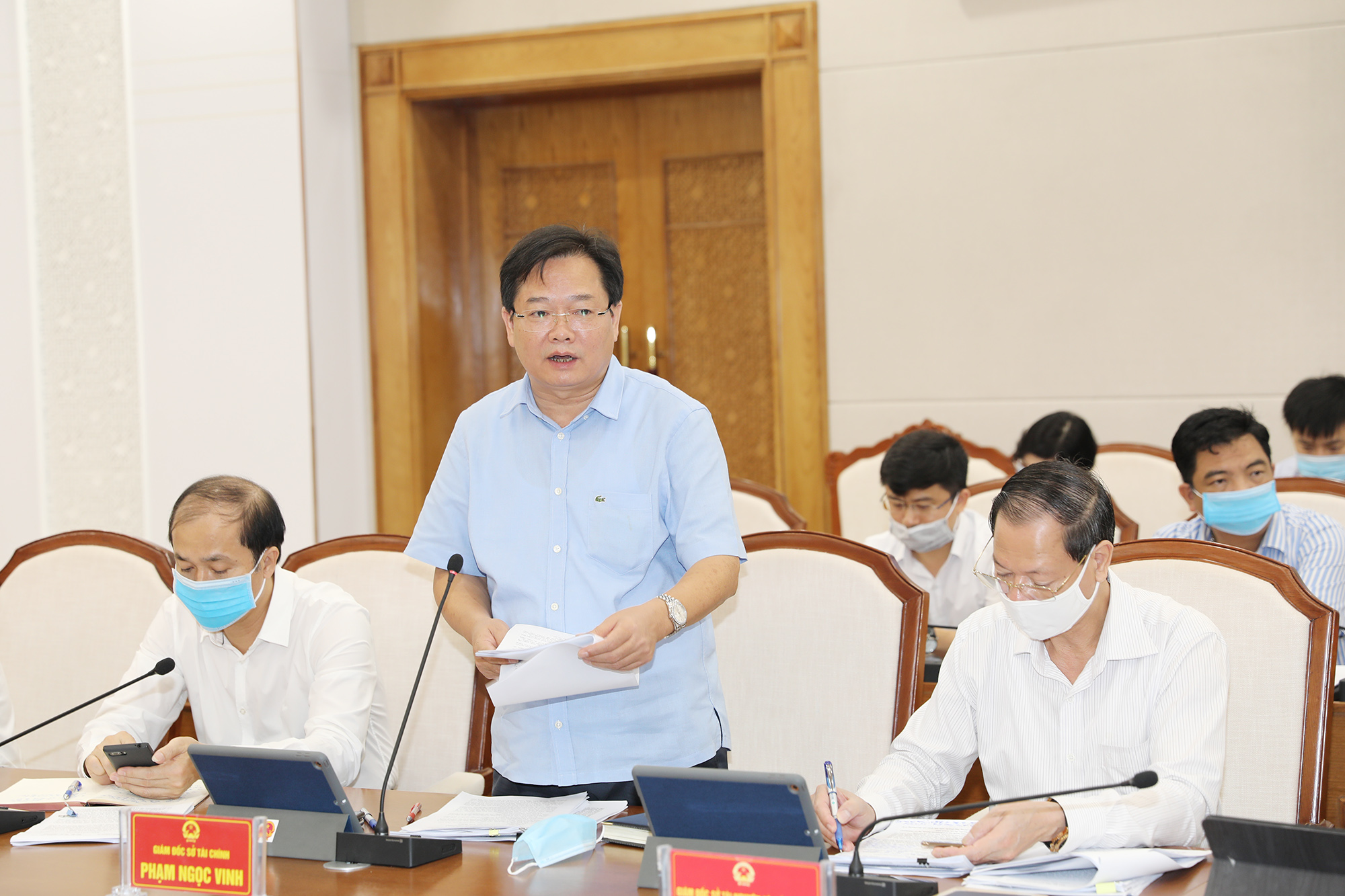 Đồng chí Phạm Ngọc Vinh, Giám đốc Sở Tài chính báo cáo công tác thu, chi ngân sách tháng 8 và 8 tháng năm 2020