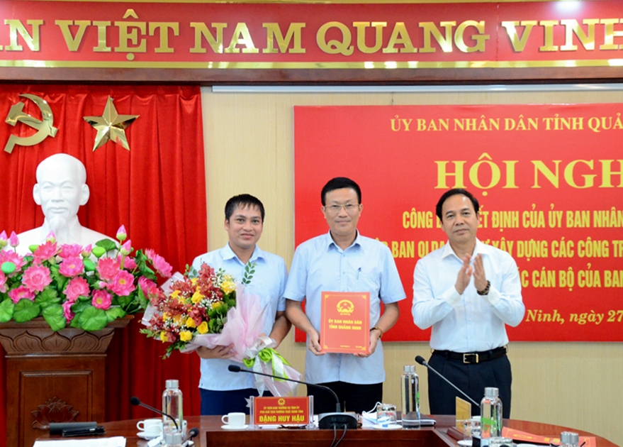 Đồng chí Đặng Huy Hậu, Phó Chủ tịch Thường trực UBND tỉnh trao quyết định