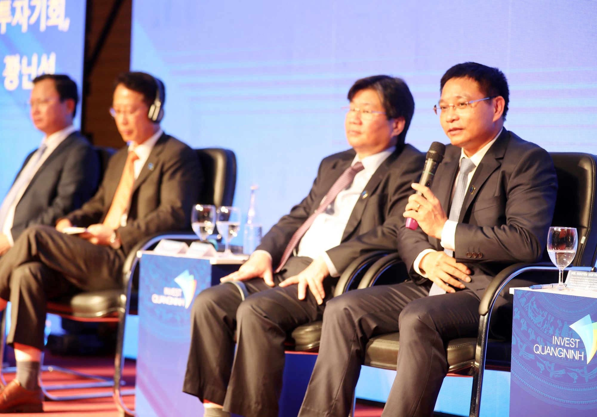 Trực tiếp Chủ tịch UBND tỉnh trao đổi, giải đáp thắc mắc của nhà đầu tư Hàn Quốc tại hội nghị.