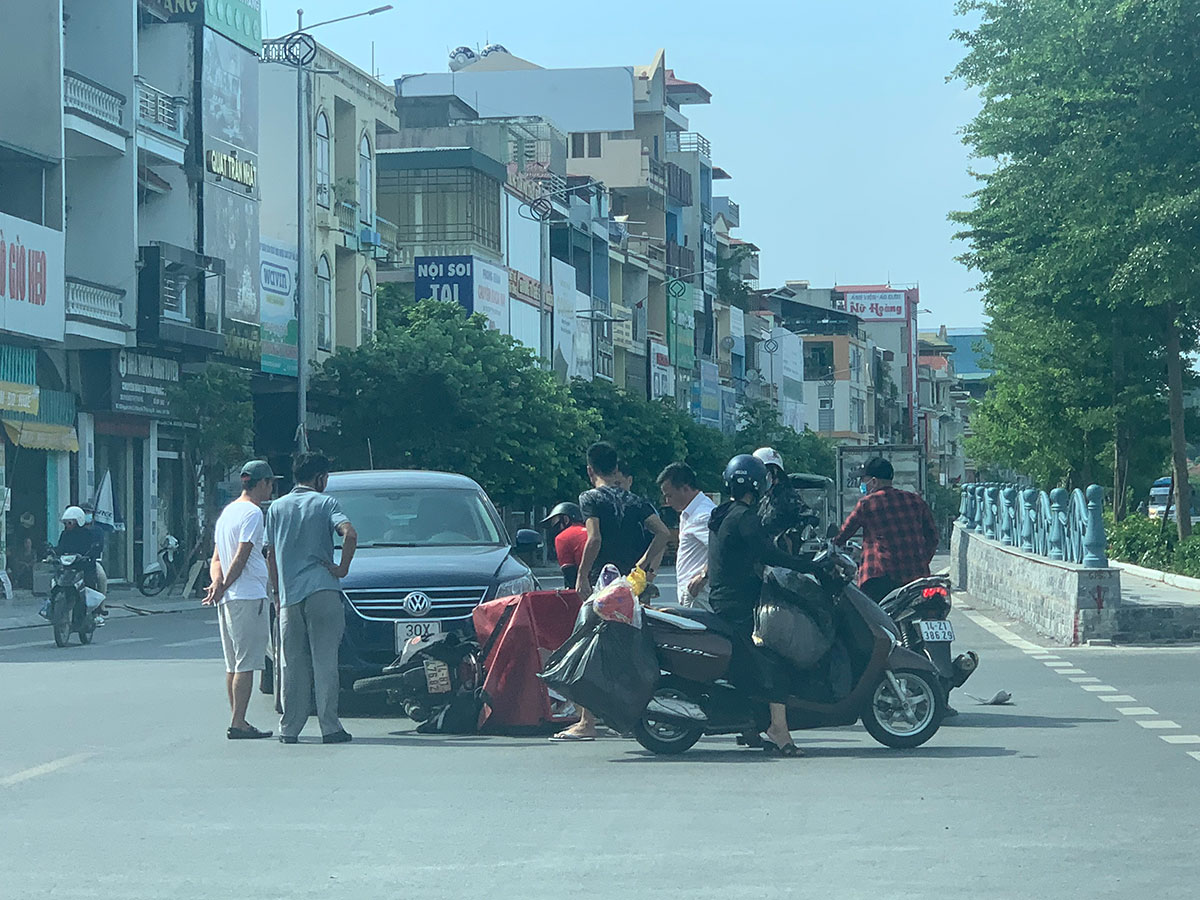 Một vụ TNGT giữa xe ô tô và xe mô tô trên đường Nguyễn Văn Cừ, TP Hạ Long. 