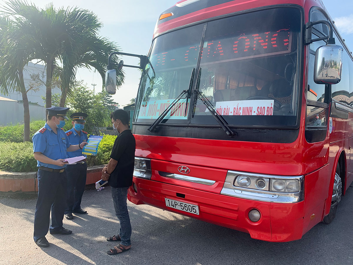 Cán bộ Đội TTGT số 3, Sở GTVT Quảng Ninh kiểm tra, nhắc nhở phương tiện vận chuyển hành khách trước khi dời bến. 