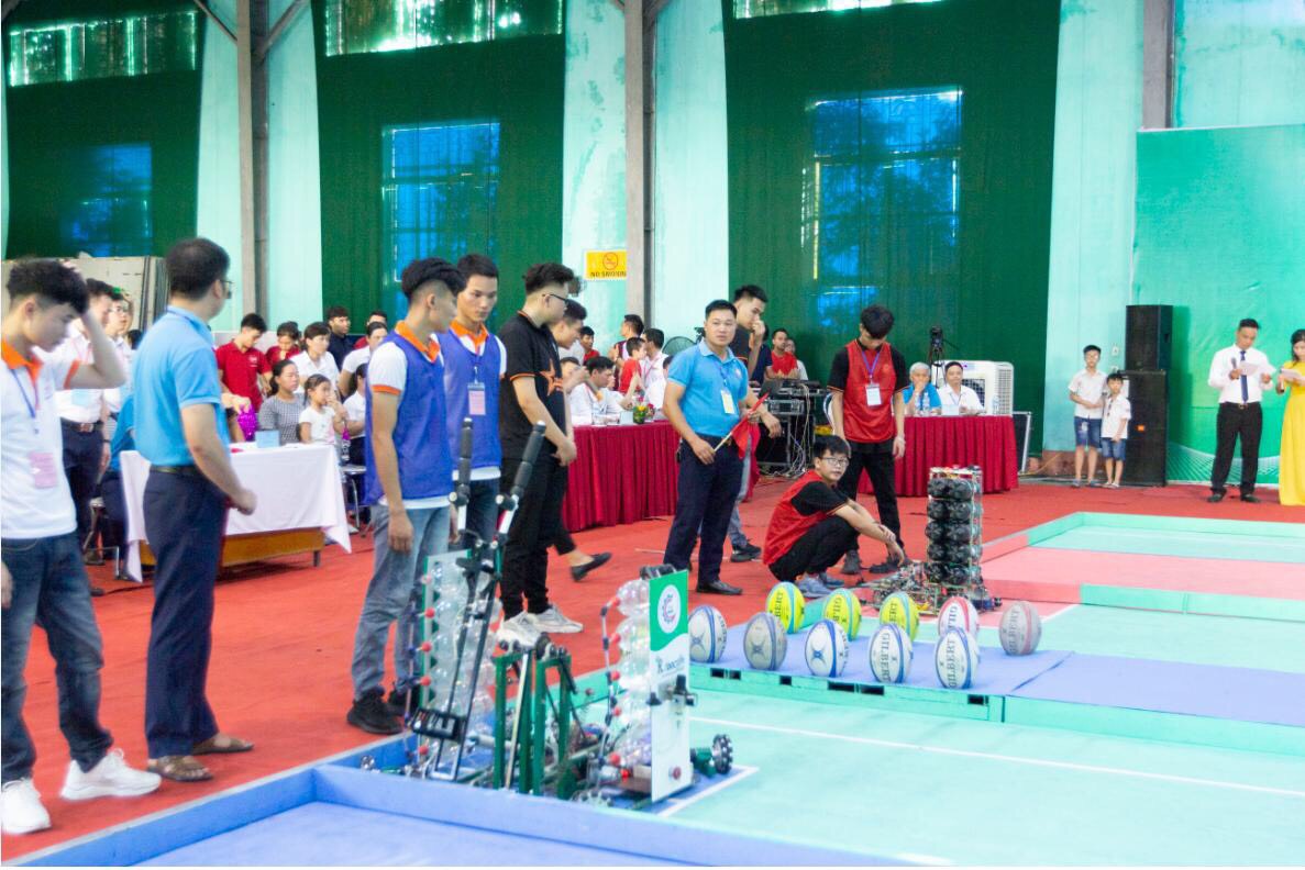 Các sinh viên Trường ĐH Công nghiệp Quảng Ninh bảo vệ đề tài nghiên cứu khoa học tại Hội nghị nghiên cứu khoa học năm học 2019-2020.