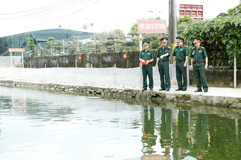 Đoàn công tác Bộ CHQS tỉnh kiểm tra việc triển khai phong trào thi đua xây dựng, quản lý doanh trai chính quy, xanh - sạch - đẹp tại Ban CHQS huyện Hải Hà.