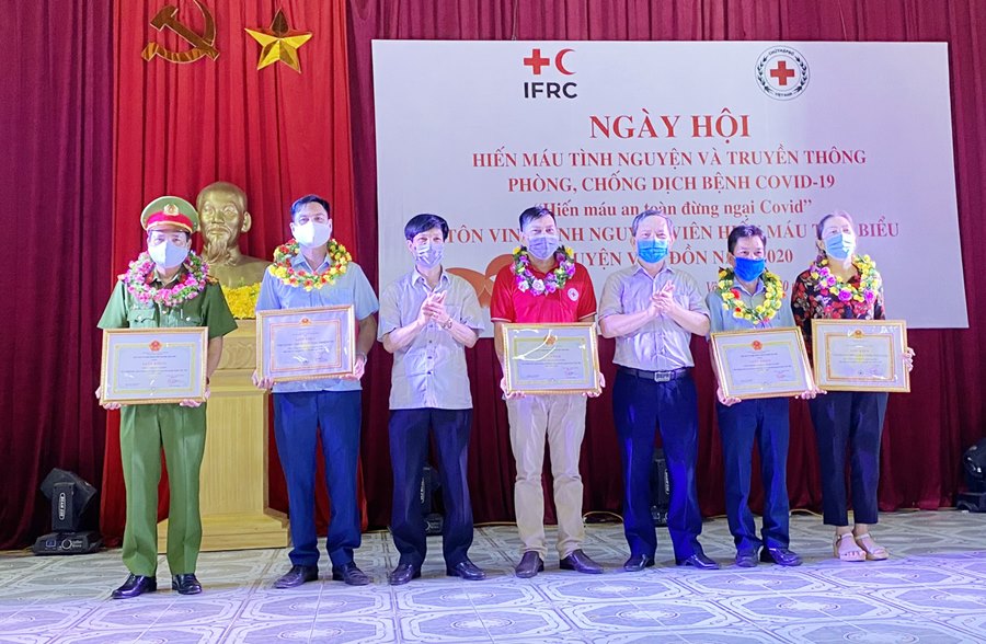 Lãnh đạo Hội CTĐ tỉnh và huyện Vân Đồn tôn vinh các tập thể có thành tích trong phong trào hiến máu tình nguyện huyện Vân Đồn.