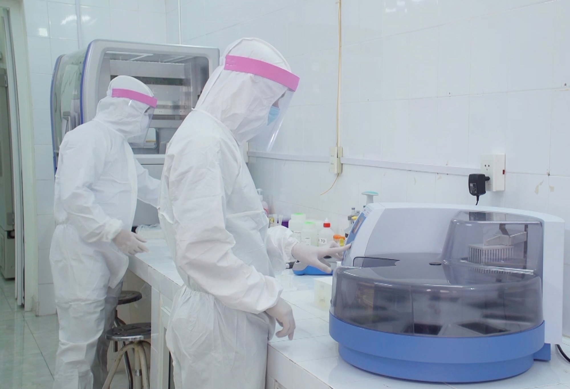  CDC Quảng Ninh thực hiện xét nghiệm sàng lọc Covid-19 bằng máy tách chiết tự động.