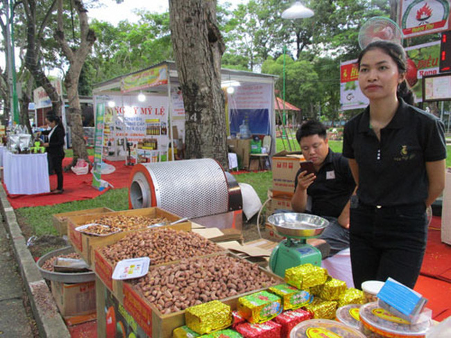 Hạt điều Bình Phước được giới thiệu tại một hội chợ tổ chức tại TP.HCM.