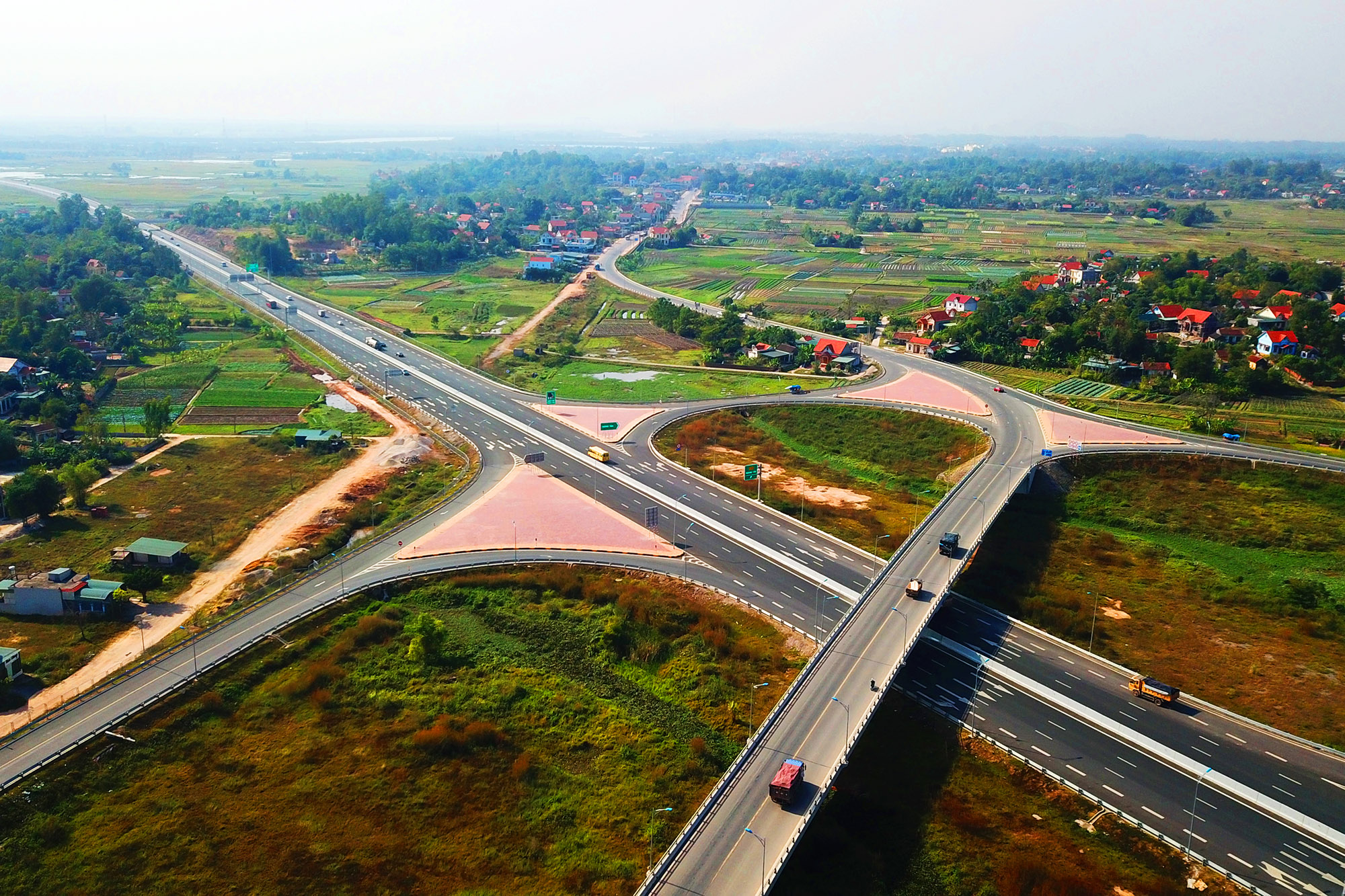 Trong chuỗi các công trình nổi bật 5 năm gần đây, đầu tiên phải nhắc đến đó là tuyến cao tốc Hạ Long - Hải Phòng. Đây là dự án cao tốc đầu tiên tại tỉnh Quảng Ninh, đồng thời cũng là tuyến cao tốc đầu tiên do địa phương tự đầu tư trên cả nước. Tuyến đường đưa vào hoạt động đã rút ngắn thời gian di chuyển từ Hà Nội - Hạ Long từ 3h30' xuống còn 1h45'.