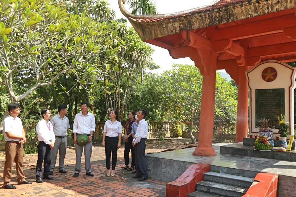 Lãnh đạo xã Sơn Dương trò chuyện tại Nhà bia tưởng niệm các anh hùng liệt sĩ