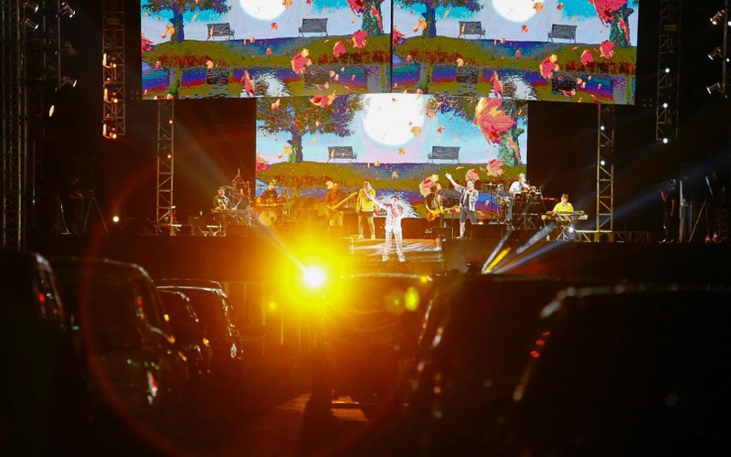 Biểu diễn nhạc tại bãi đỗ xe ở Indonesia. Khán giả ngồi trong các ô tô để đảm bảo cách ly. Ảnh: Reuters.