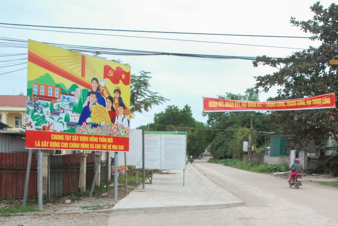 Pano tuyên truyền trực quan về xây dựng NTM tại xã Bình Dân, huyện Vân Đồn.