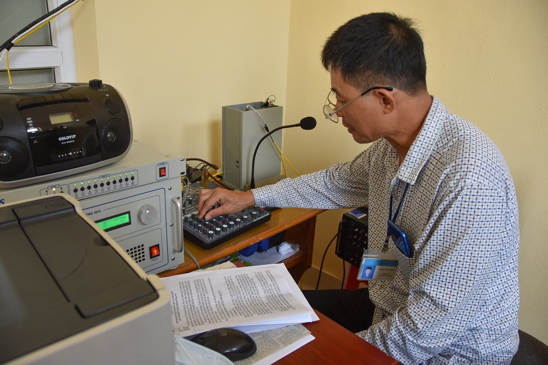 Cán bộ xã Đầm Hà (huyện Đầm Hà) tuyên truyền xây dựng NTM qua hệ thống truyền thanh cơ sở.