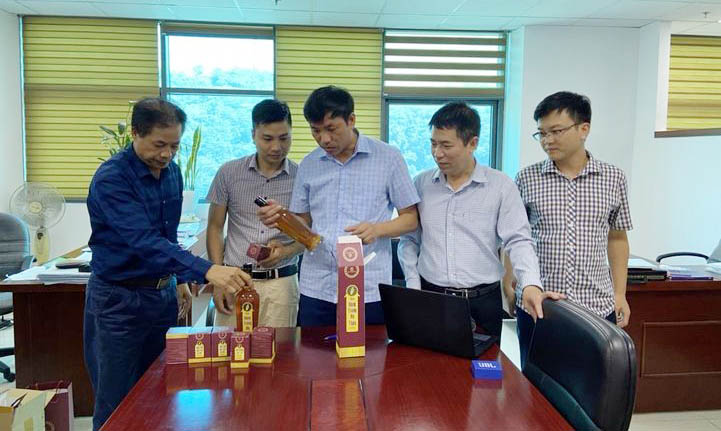 Lãnh đạo Sở KH&CN hướng dẫn Công ty TNHH Thực phẩm Phúc Quang (TP Hạ Long) về việc thành lập doanh nghiệp KH&CN.