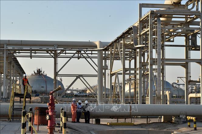 Nhân viên làm việc tại nhà máy lọc dầu Abqaiq của tập đoàn dầu khí Aramco. Ảnh minh họa: AFP/TTXVN