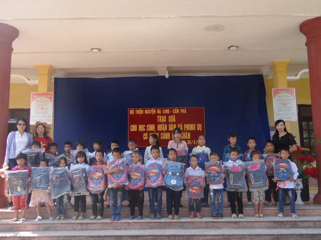Đoàn thiện nguyện trao tặng cặp, sách cho các em học sinh vùng cao Phong Dụ, huyện Tiên Yên
