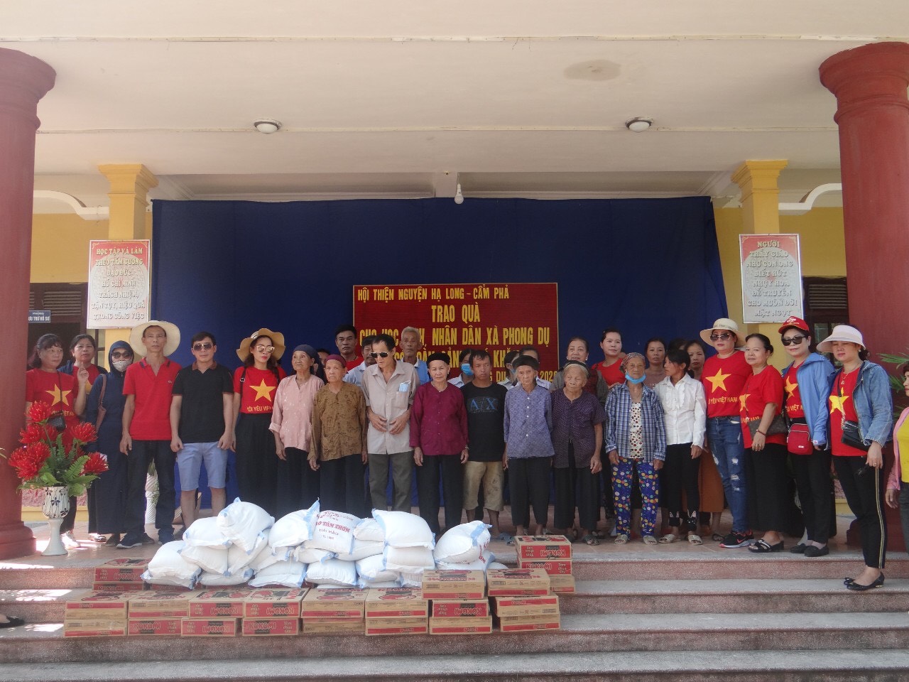 Trao tặng nhu yếu phẩm cho người nghèo xã vùng cao Phong Dụ