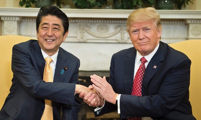 Tổng thống Mỹ Donald Trump (phải) và Thủ tướng Nhật Shinzo Abe tại Nhà Trắng năm 2019. Ảnh: Reuters