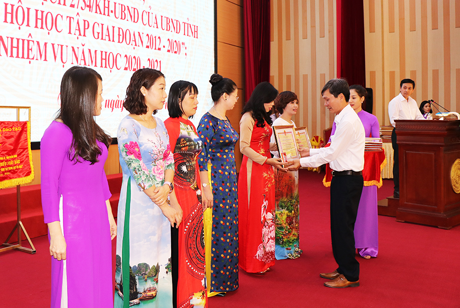 Đồng chí Nguyễn Văn Thành Phó Chủ tịch UBND TP Uông Bí thừa ủy quyền của UBND tỉnh trao tặng bằng khen cho các cá nhân tiêu biểu, xuất sắc. 