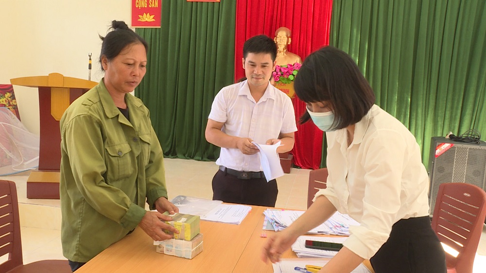 Huyện Tiên Yên chi trả tiền bồi thường GPMB tới người dân tại xã Tiên Lãng