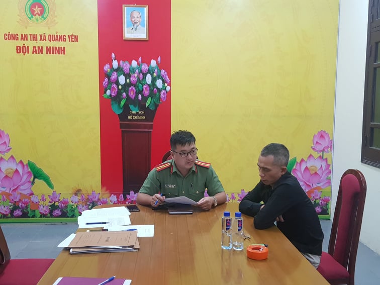 Thiếu tá Nguyễn Văn Sơn lấy lời khai đối tượng nghi vấn.