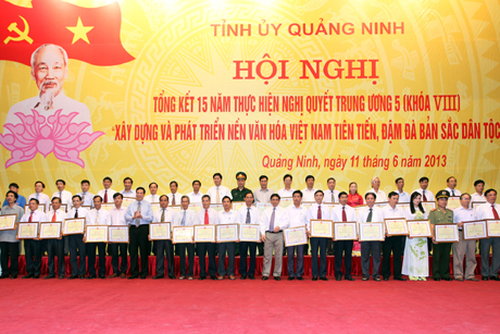 Các đồng chí lãnh đạo tỉnh trao bằng khen của UBND tỉnh cho các tập thể có thành tích xuất sắc trong 15 năm thực hiện Nghị quyết TƯ5 (khoá VIII) tại Quảng Ninh.
