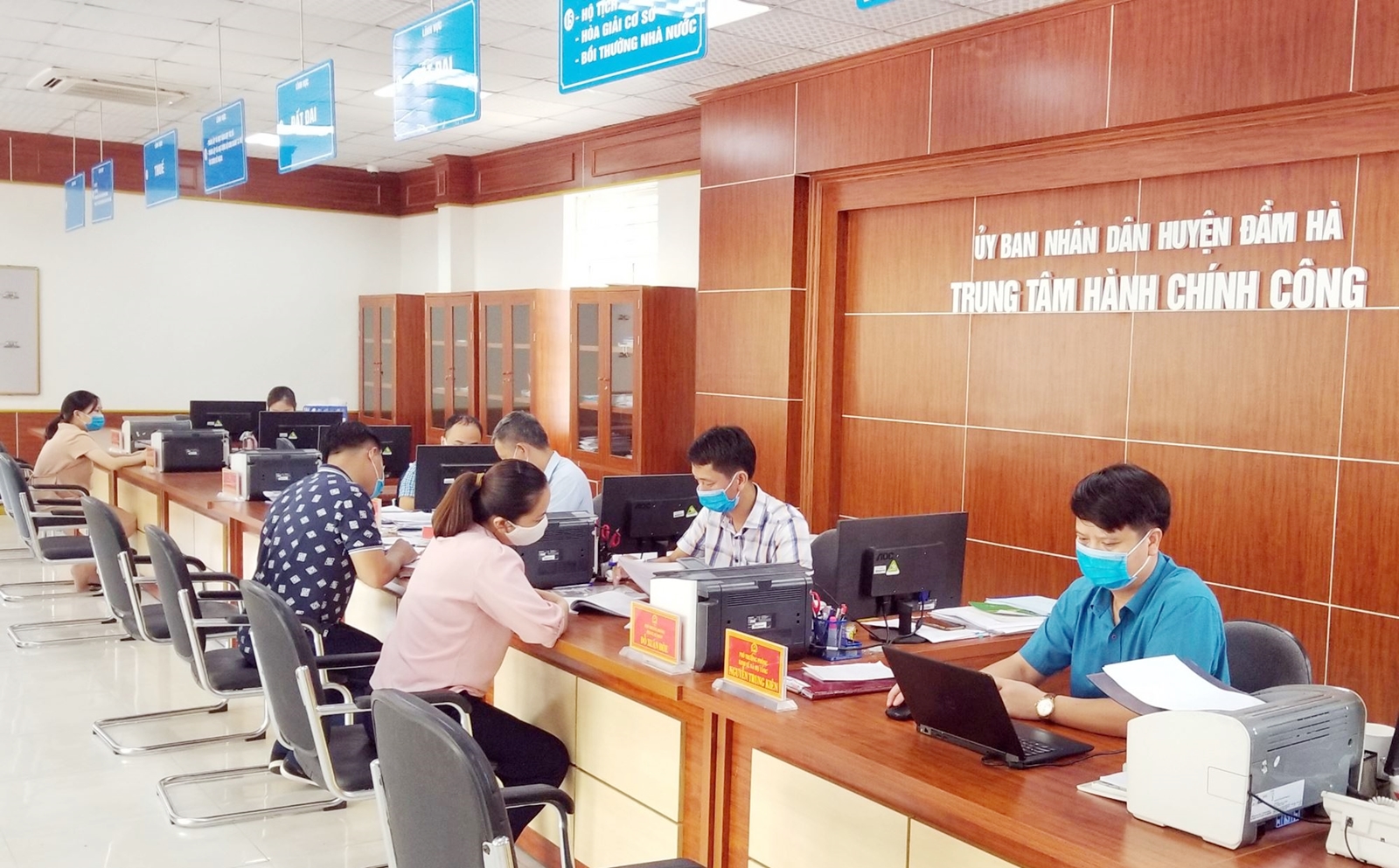 Cán bộ Trung tâm Hành chính công huyện Đầm Hà tận tình hướng dẫn nhân dân giải quyết các TTHC.