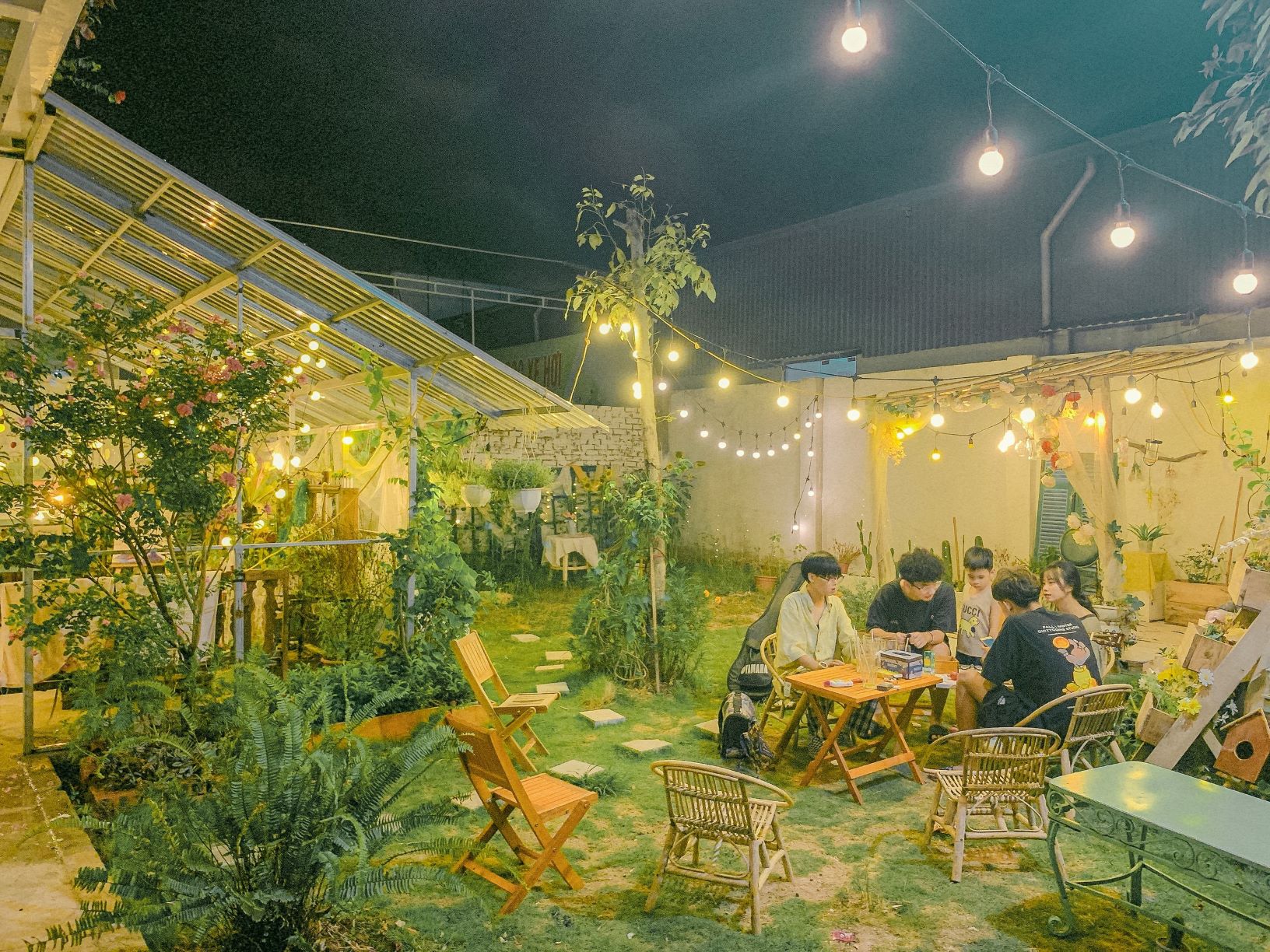 Nashi café & homestay is decorated with handmade things