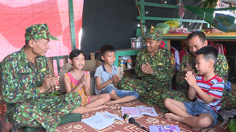  Đại úy Nguyễn Văn Hiệu (giữa) hướng dẫn học sinh trên vùng biển đơn vị quản lý học bài.