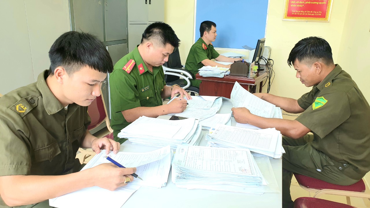 Công an xã Quảng Đức kiểm tra các thông tin phiếu thu thập cơ sở dữ liệu quốc gia về dân cư.