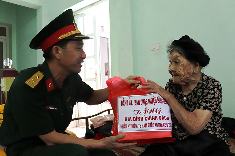 Thăm, tặng quà mẹ liệt sĩ Trần Thị Nồng khu Bình Công II, Thị trấn Bình Liêu