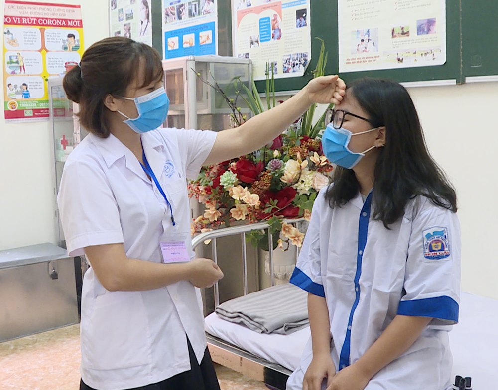 Nhân viên y tế Trường THPT Hòn Gai (TP Hạ Long) khám, tư vấn sức cho cho học sinh nhà trường.
