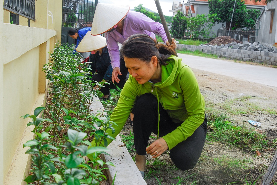 Người dân xã Cẩm Hải (TP Cẩm Phả) tham gia vệ sinh môi trường, trồng tuyến đường hoa.