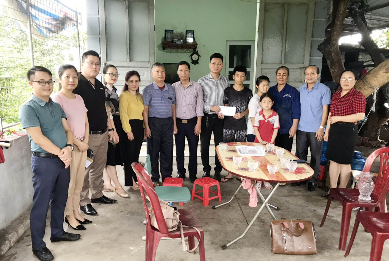  Đại diện Công ty Cổ phần Bất động sản T-Land nhận đỡ đầu cho học sinh có hoàn cảnh khó khăn ở phường Phương Đông, TP Uông Bí.