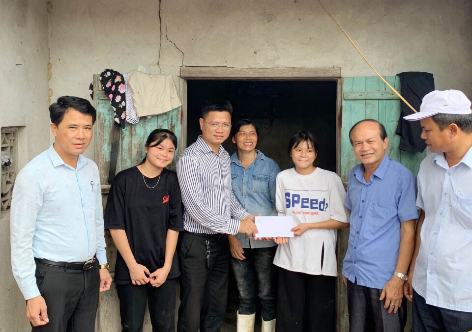 Đại diện Công ty Cổ phần Bất động sản T-Land nhận đỡ đầu cho học sinh có hoàn cảnh khó khăn ở TX Quảng Yên.