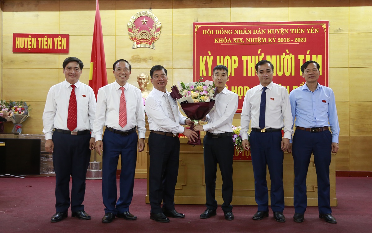 Lãnh đạo huyện chúc mừng đồng chí Vi Quốc Phương, Phó Chủ tịch UBND huyện Tiên Yên.