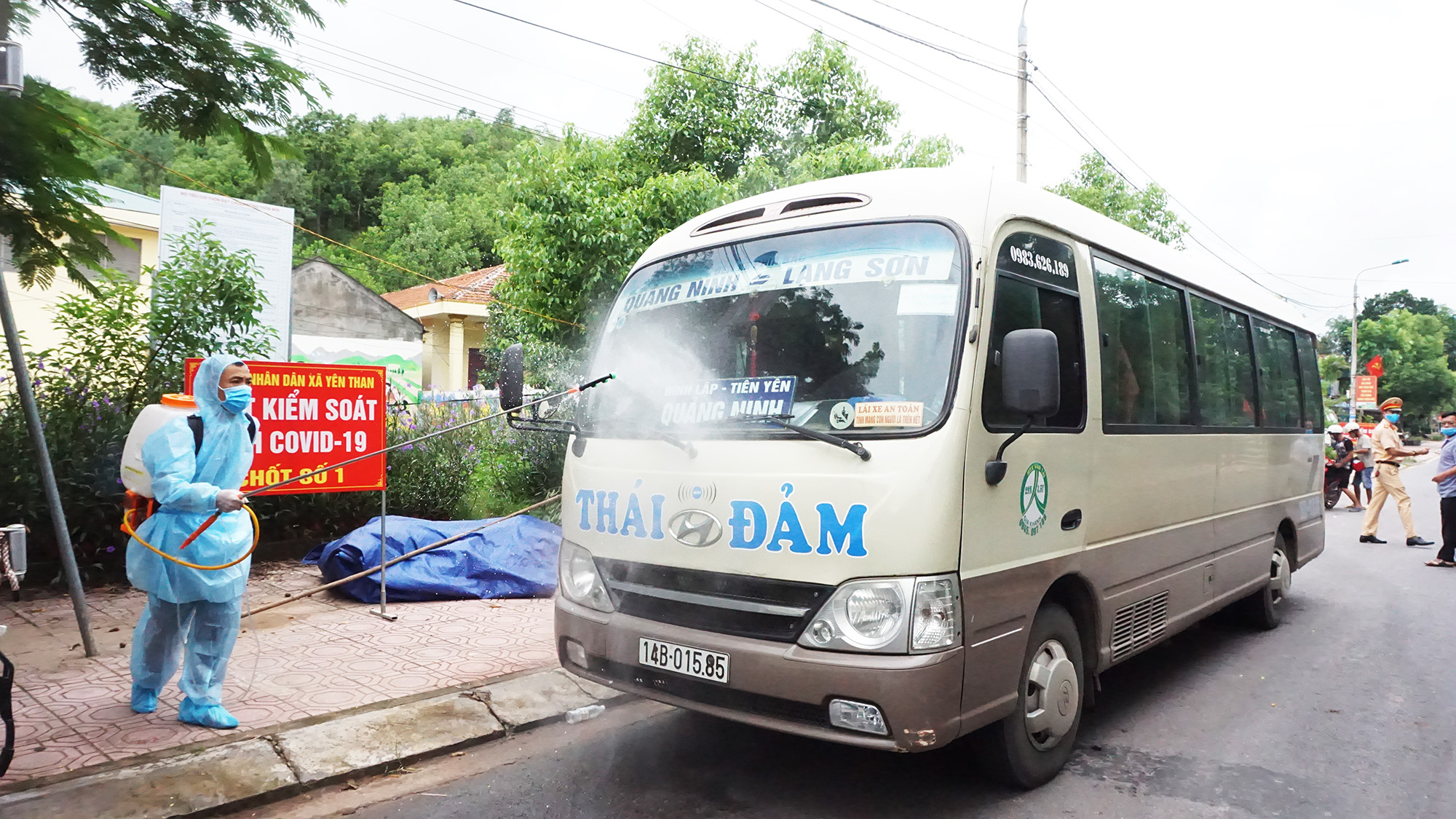 Lực lượng chức năng huyện Tiên Yên thực hiện kiểm soát phương tiện, phu khử trùng với các phương tiện từ Lạng Sơn qua địa bàn tại 