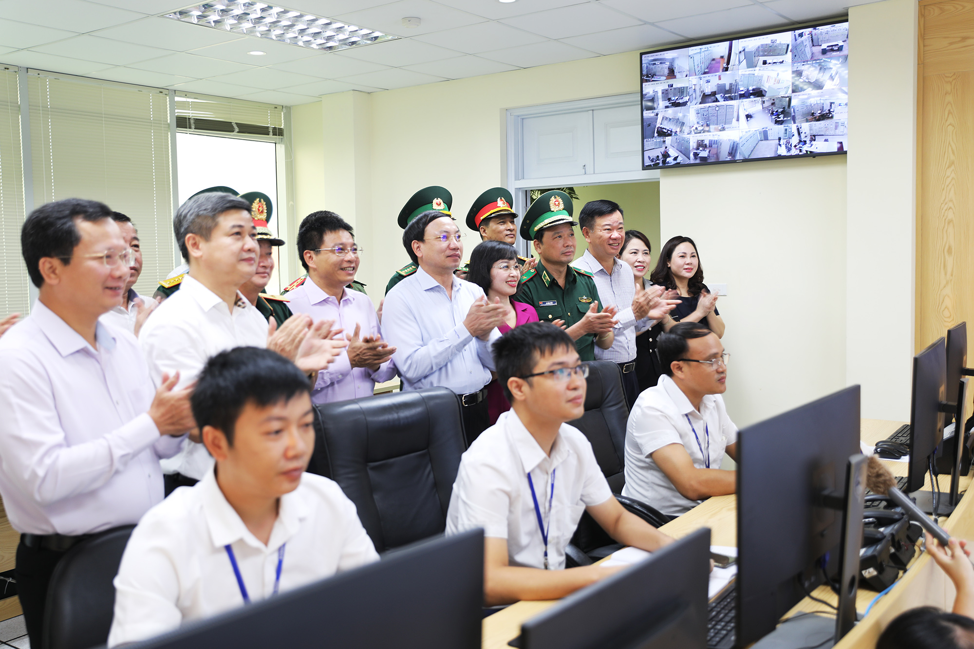 Bí thư Tỉnh ủy Nguyễn Xuân Ký phát lệnh đóng điện ra đảo Trần