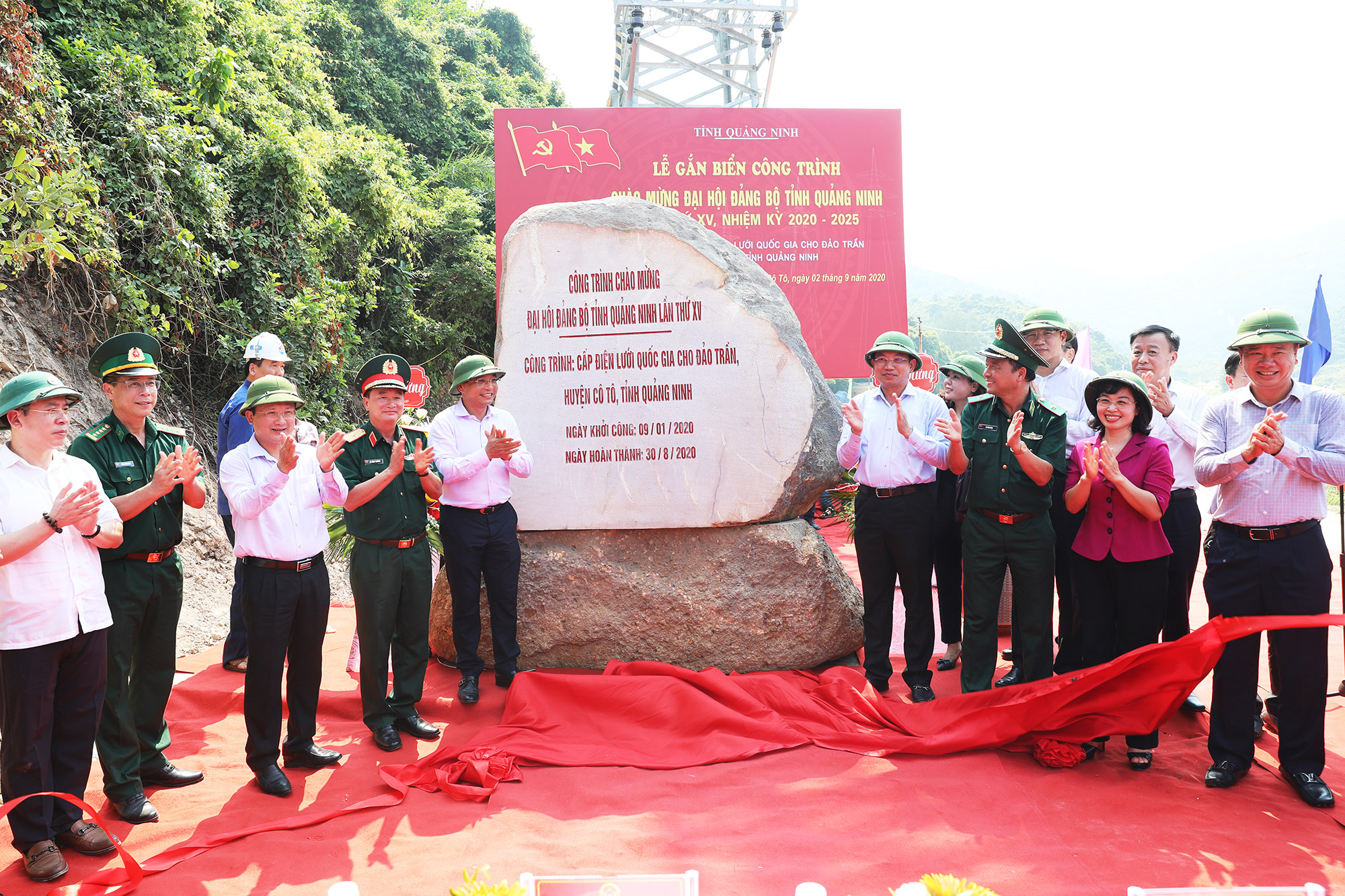 Các đồng chí lãnh đạo tỉnh dự lễ gắn biển công trình Đưa điện lưới quốc gia ra đảo Trần (huyện Cô Tô), hoàn thành sau 7 tháng thi công