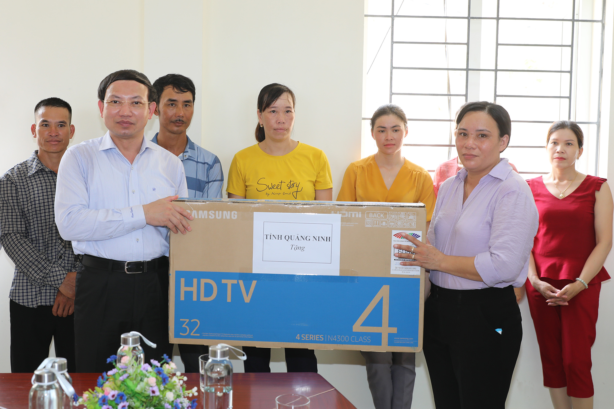 Đồng chí Nguyễn Xuân Ký, Bí thư Tỉnh ủy, tặng ti vi và thiết bị thu sóng cho người dân trên đảo.