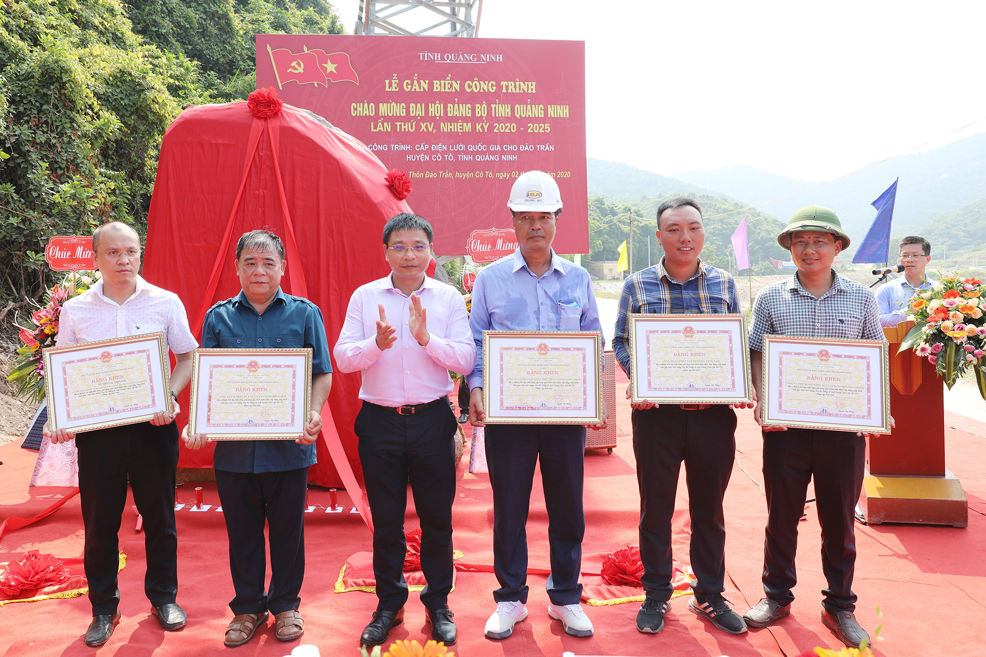 Đồng chí Nguyễn Văn Thắng, Phó Bí thư Tỉnh ủy, Chủ tịch UBND tỉnh tặng bằng khen cho các đơn vị, cá nhân