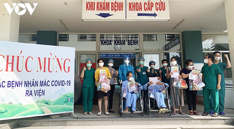 5 Bệnh nhân được Bệnh viện Dã chiến Hòa Vang cho ra viện.