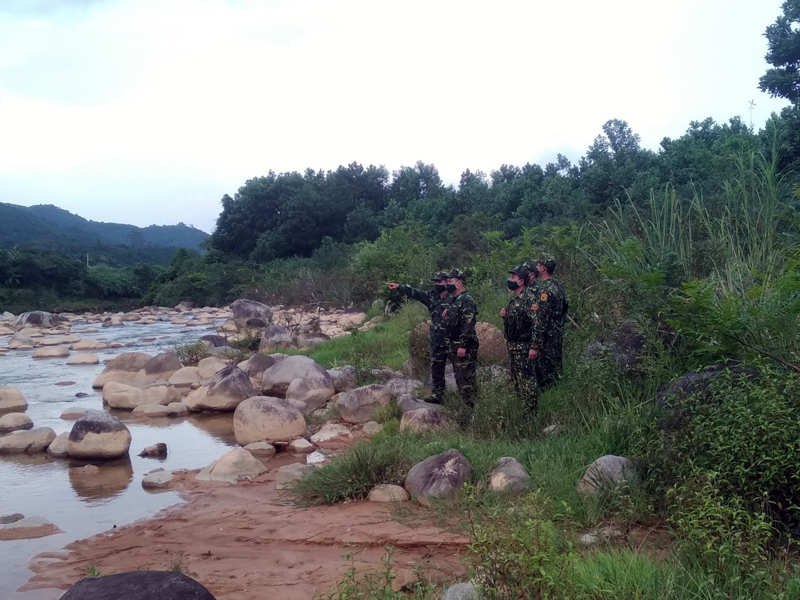 Đội tuần tra kiểm soát của Đồn Biên phòng Quảng Đứctuần tra tại khu vực bản Mốc 13, xã Quảng Đức, huyện Hải Hà nhằm phát hiện, ngăn chặn hoạt động xuất nhập cảnh trái phép