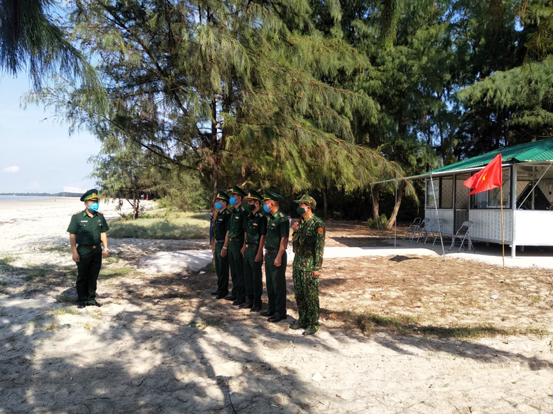 Chỉ huy Đồn Biên phòng Trà Cổ kiểm tra, giao nhiệm vụ cho cán bộ, chiến sỹ tại chốt kiểm soát phòng, chống dịch bệnh tại khu vực cồn Mang, phường Trà Cổ.