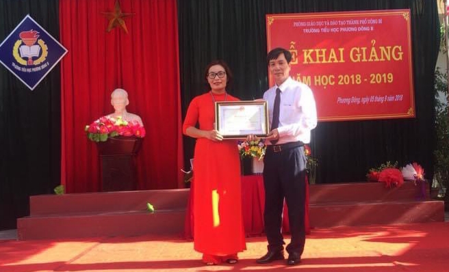Cô giáo Phạm Thi Thu Hà nhận bằng khen của Bộ Giáo dục và Đào tạo tại lễ khai giảng năm học 2018-2019.